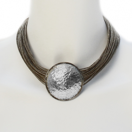 Collier en fil de lin boisé et doté d'un pendentif en métal martelé Roxane