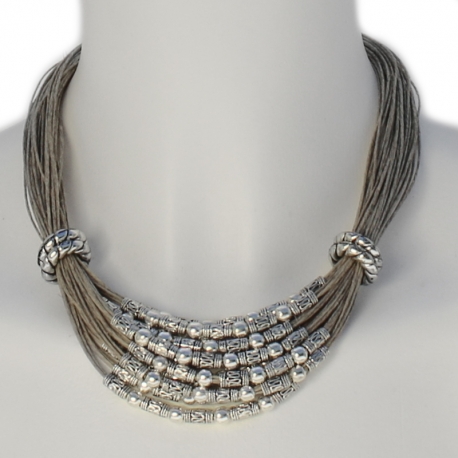 Collier multi-rangs en lin doté de jolies perles et ornements en métal Leonie