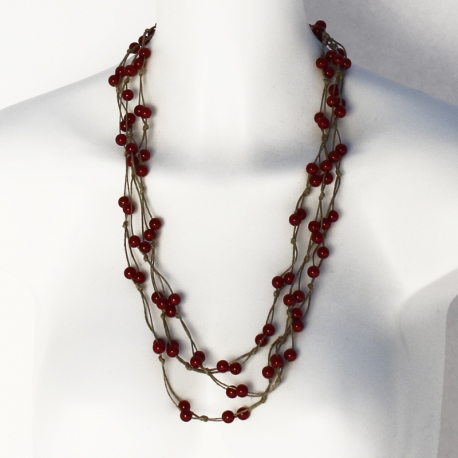 Collier sautoir en lin brun orné de perles couleur rubis Maya