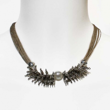 Collier boho chic en lin et collier de perles blanches et métal