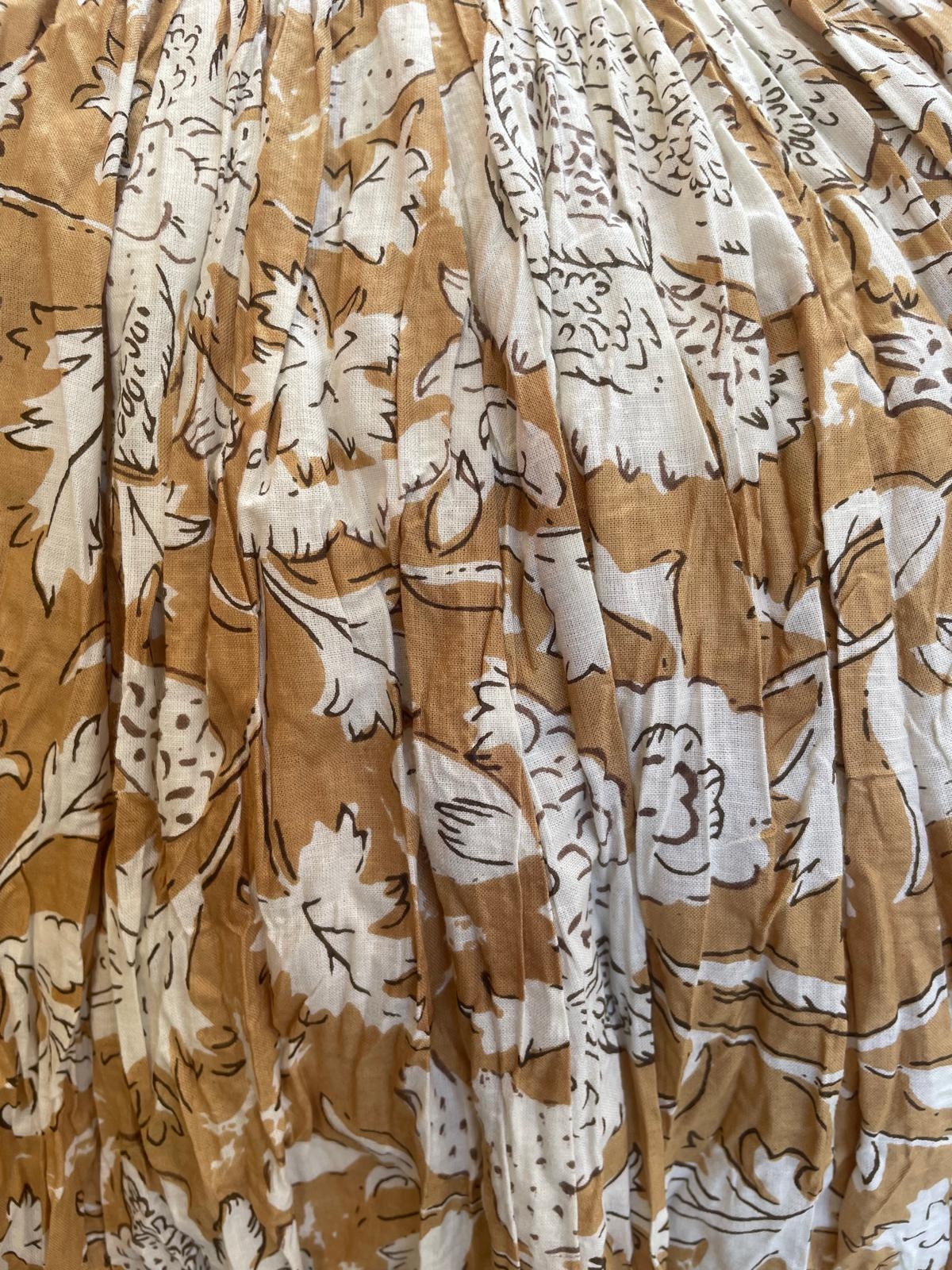 Beige motifs blancs